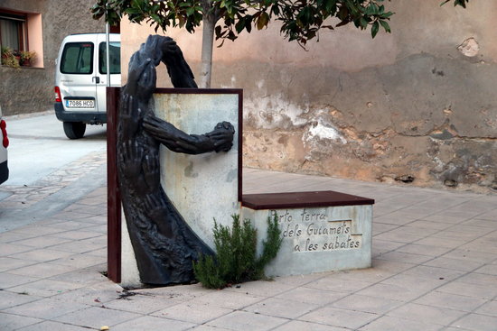 A statue dedicated to Neus Català in one of the squares of her home town, Els Guiamets (by ACN)